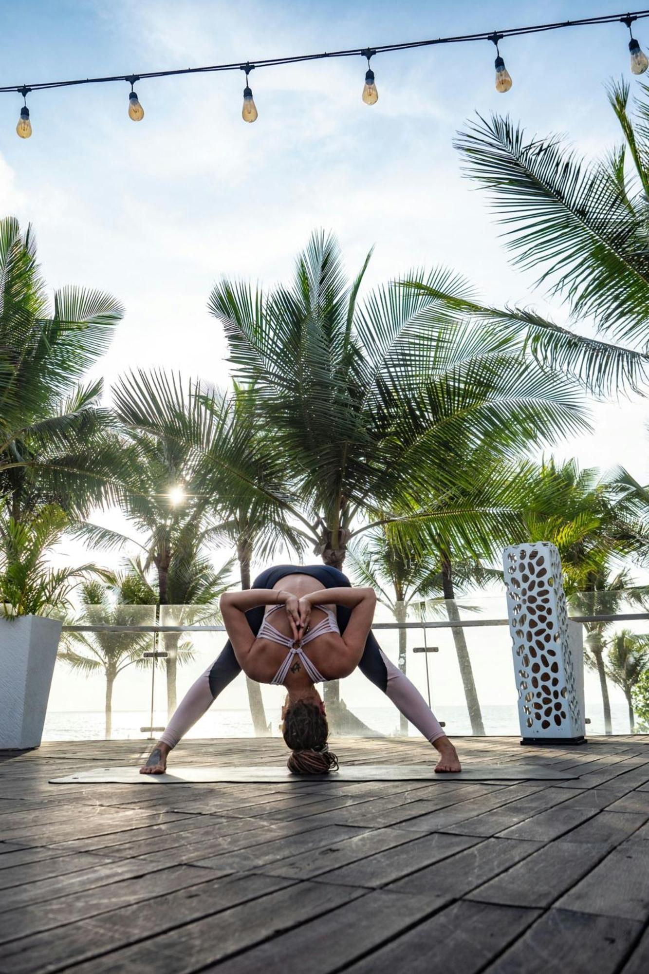 W Bali - Seminyak Hotel Exterior photo A woman practicing yoga