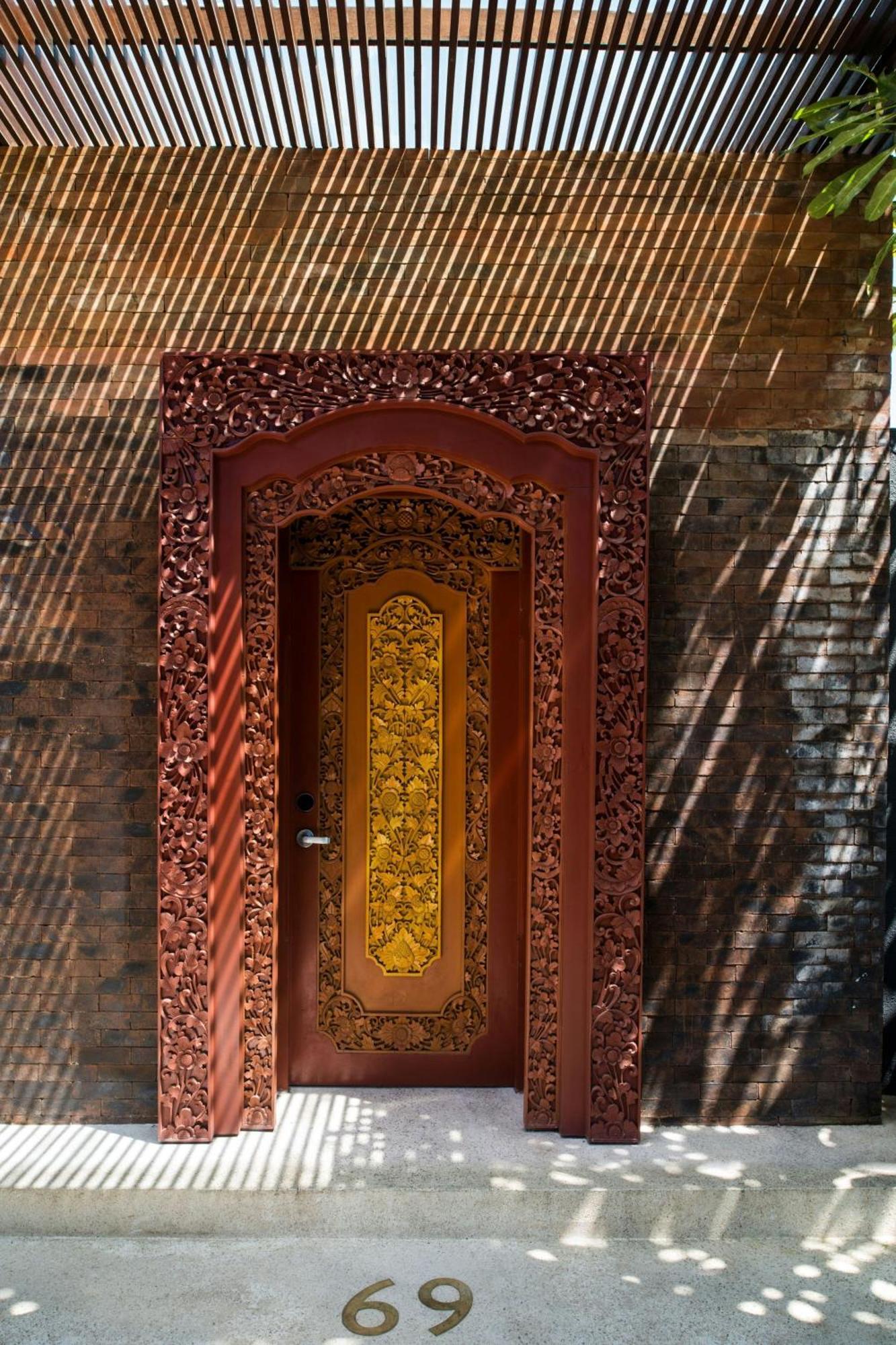 W Bali - Seminyak Hotel Exterior photo Door of the temple